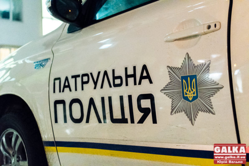 У Франківську п’яний водій посеред вулиці викинув сміття (ФОТО)