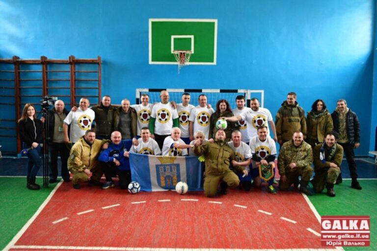 Ветерани ФК «Прикарпаття» в Авдіївці зіграли матчі з атовцями та місцевими футболістами (ФОТО)