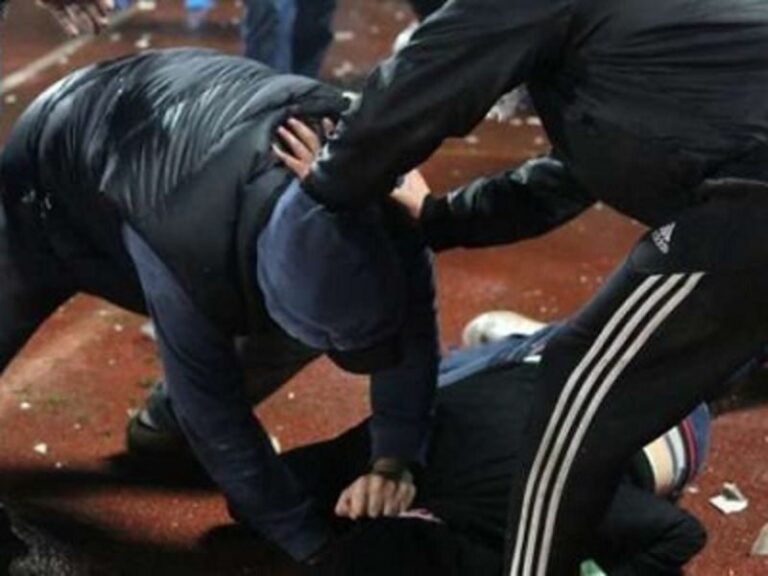 У Франківську на автозупинці побилися двоє чоловіків, потерпілого пограбували