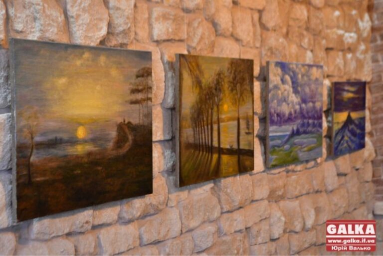 “Від заходу сонця до світанку”. У Франківську відкрили виставку живопису (ФОТО)