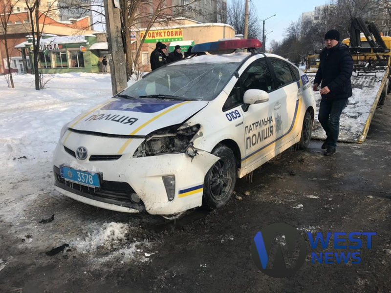 У Франківську на дорозі загорілася машина патрульних