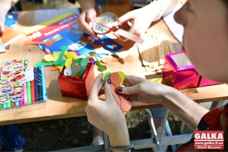 Франківських дітлахів навчали робити музичні інструменти (ФОТО)