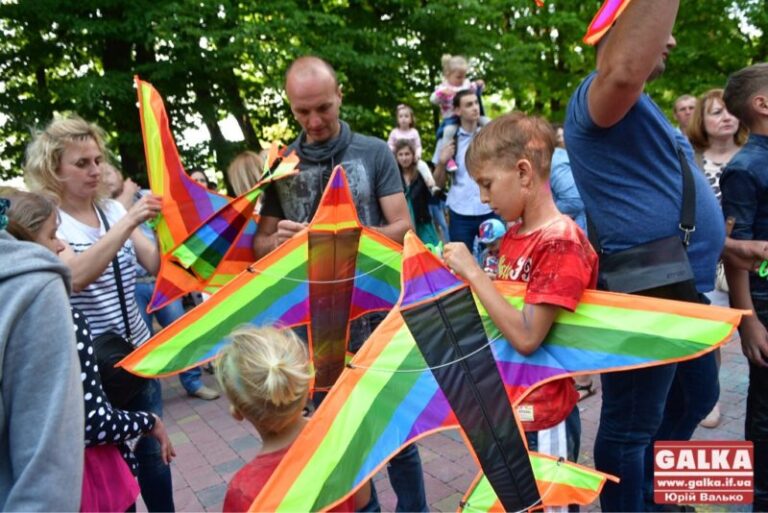 Повітряних зміїв запускали у міському парку (ФОТО)