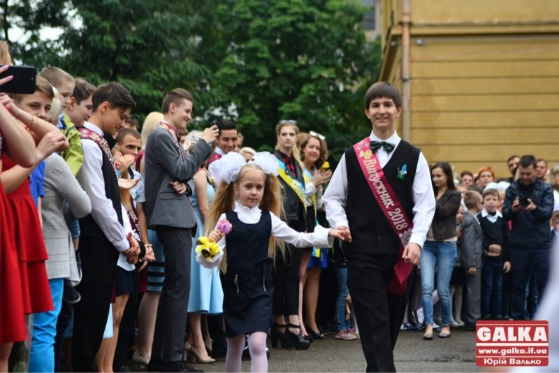 Лінійка трьома мовами. Як у франківській школі №3 урочисто завершили навчальний рік (ФОТО)