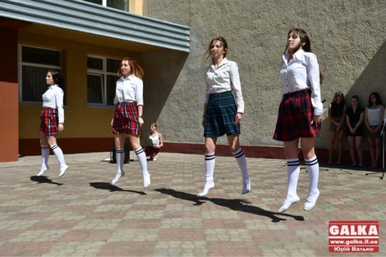 Франківські студенти-іноземці влаштували танці просто неба (ФОТО)