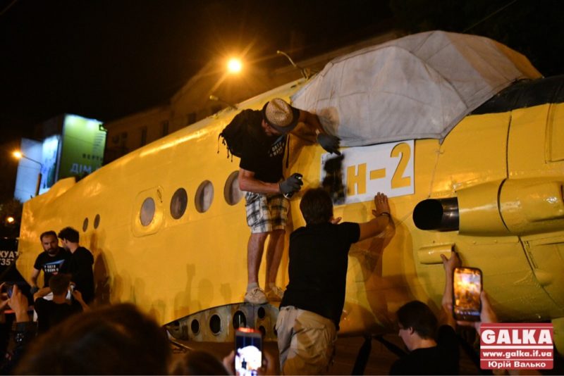 Хедлайнер PORTO FRANKO, легендарний літак АН-2 вночі “прилетів” в центр Івано-Франківська (ФОТО)
