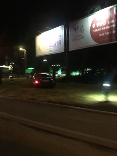 На кільці Мазепи аварійно “припаркувався” Мерседес. Водій втік та повернувся (ФОТО)