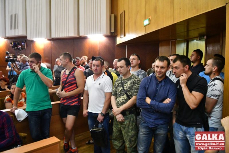 Міська рада не змогла проголосувати за “ультимативну” вимогу протестувальників, оголосили перерву