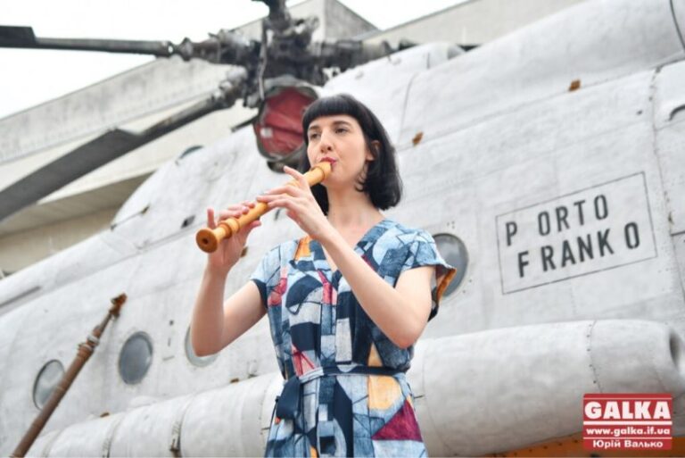 Гвинтокрил перед драмтеатром перетворився на концертну залу (ФОТО, ВІДЕО)