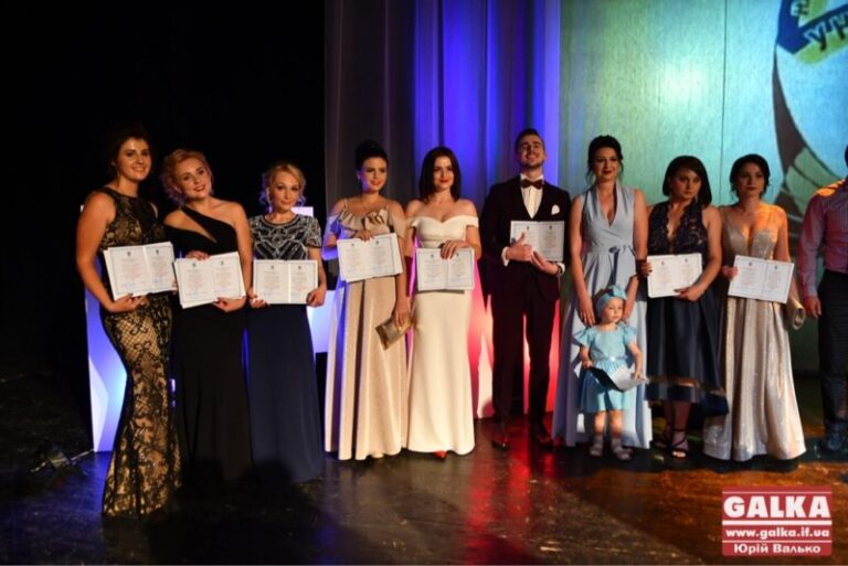 Понад 400 студентів франківського медуніверситету отримали лікарські дипломи (ФОТО)