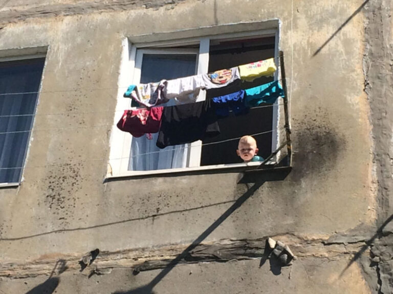 У Бурштині маленька дитина ледь не випала  з вікна, поки п’яні батьки спали (ВІДЕО)