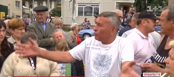 Прикарпатська громада звернулася до Луценка й Авакова з приводу двох чоловіків, що тероризують селище (ВІДЕО)