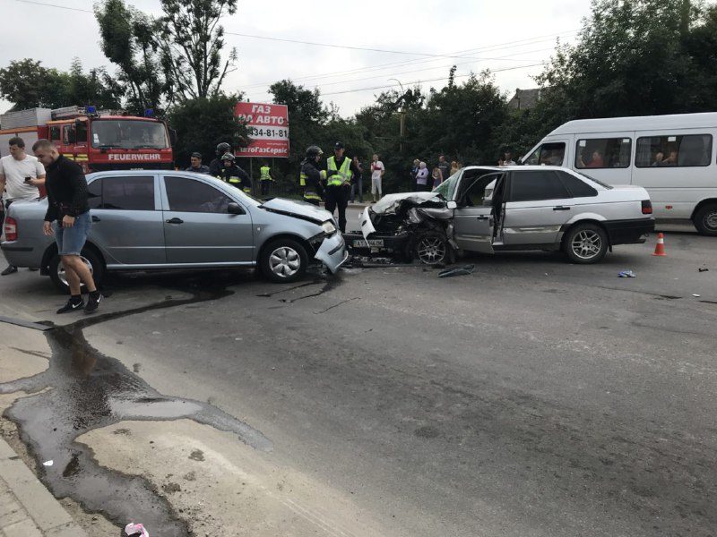 У Франківську ДТП: людину затисло в автівці (ФОТО, ОНОВЛЕНО)