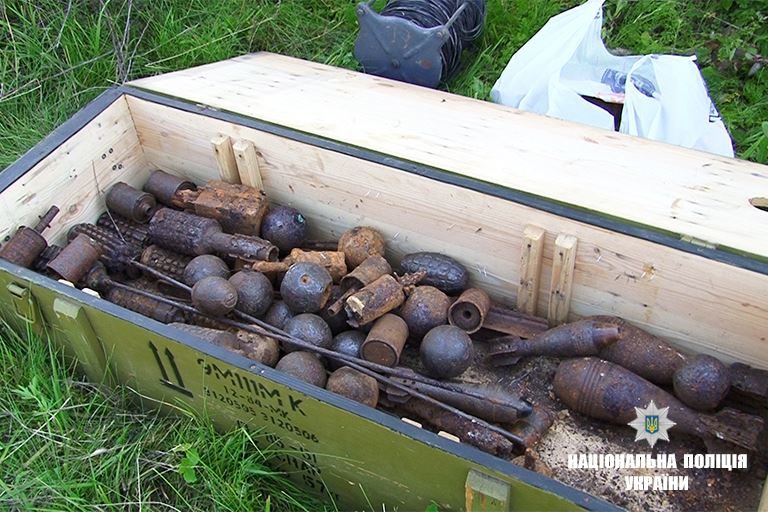 Прикарпатські правоохоронці знищили незаконні боєприпаси (ФОТО)
