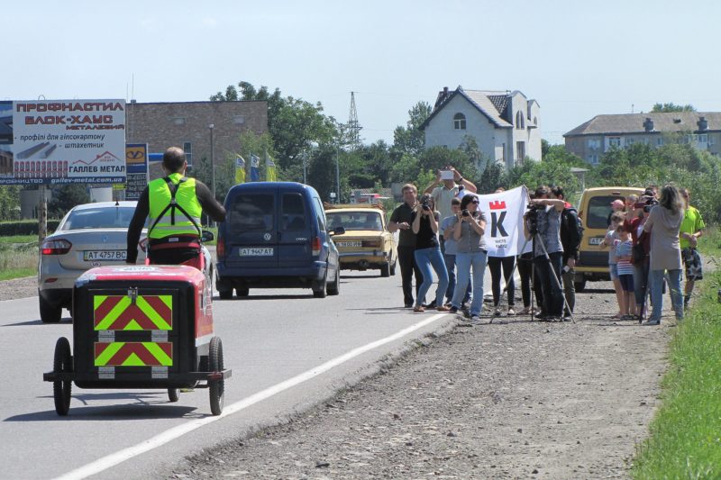 На Франківщині зустріли британця, який біжить задля збору коштів онкохворим (ФОТО)