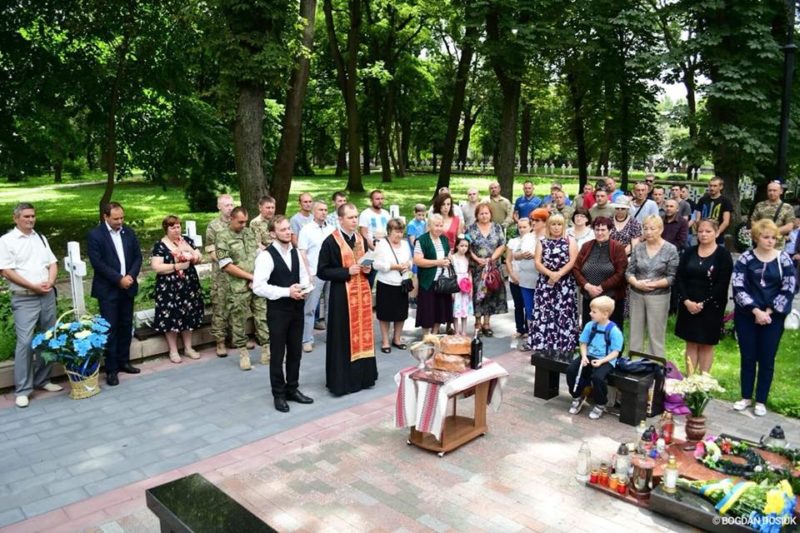 Франківці поклали квіти до могили загиблого майора Юрія Барана (ФОТО)