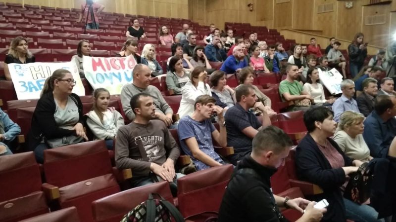 “Ми намагаємося знайти компроміс”. Марцінків зустрівся з мешканцями Пасічної, котрі перекривали дорогу (ФОТО, ВІДЕО)