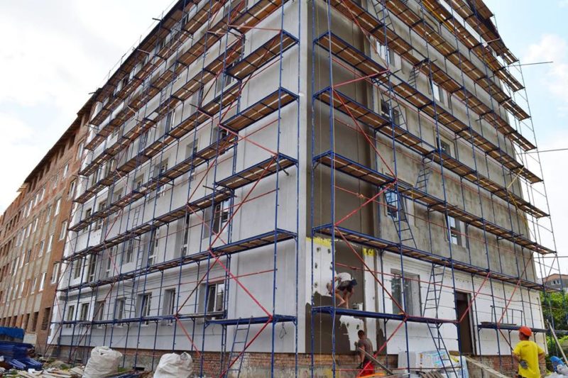 У Франківську триває реконструкція занедбаної будівлі під поліклініку та житло (ФОТО)