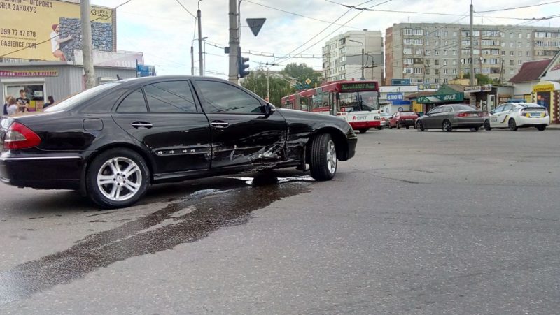 В Івано-Франківську ДТП: зіткнулися два “Мерседеси” (ФОТО)