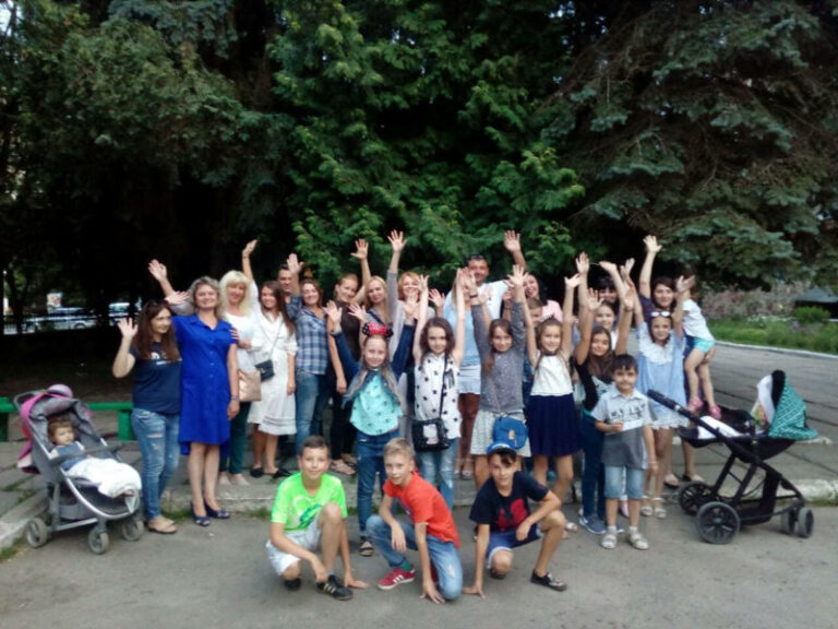 Рідні та друзі прийшли під вікна лікарні, щоб привітати онкохворого хлопчика (ФОТО,ВІДЕО)