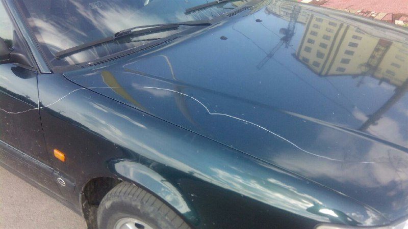 На Тичини невідомий пошкрябав припарковані автівки (ФОТО)