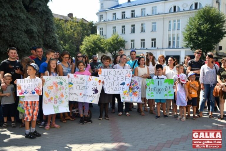 Мешканці Пасічної вимагають припинити будівництво десятиповерхівок в їхньому мікрорайоні (ФОТО)