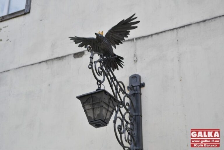 У Франківську встановили ліхтар у вигляді чорної галки (ФОТО)