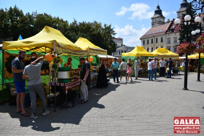 Солодке свято. У центрі міста у розпалі фестиваль “Меди Прикарпаття” (ФОТО)