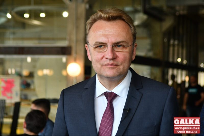 Мер Львова Садовий прийшов на виборчу дільницю, але не зміг проголосувати