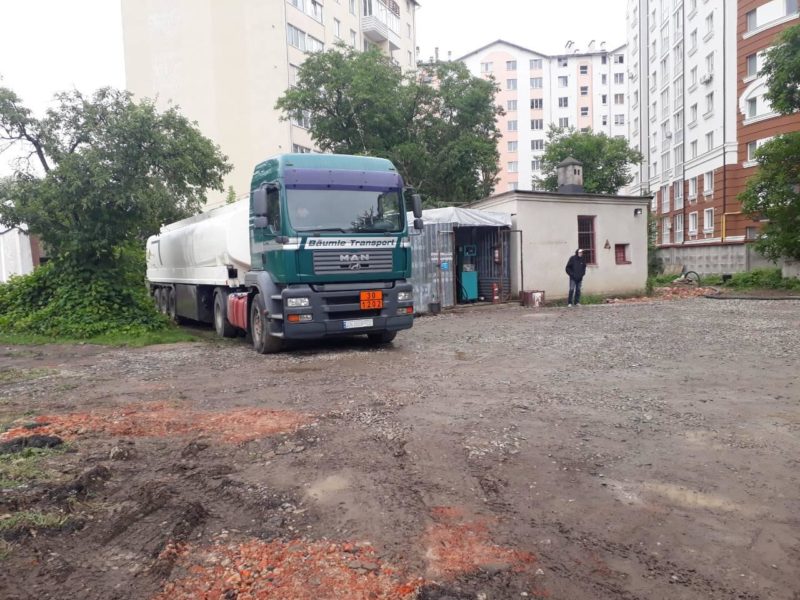 У Франківську “накрили” підпільну заправку і вилучили палива на півмільйона (ФОТО)