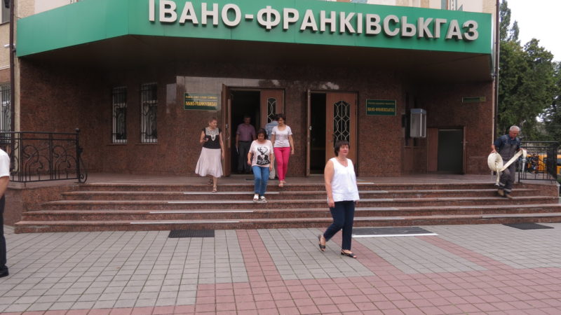 Майже 200 людей евакуювали з “палаючого” “Івано-Франківськгазу”