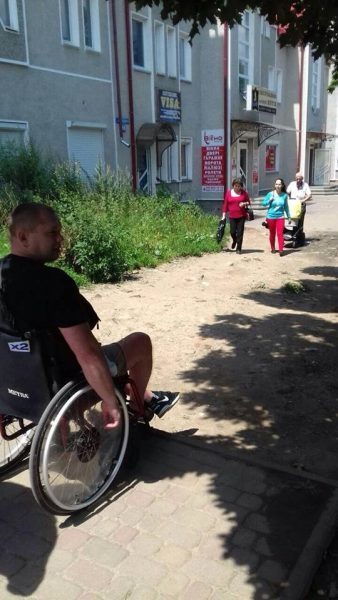 В Калуші будинок у центрі обростає бур’янами (ФОТО)
