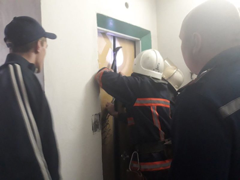 В ніч на четвер на Хоткевича визволяли з ліфтової пастки 14-річну франківку