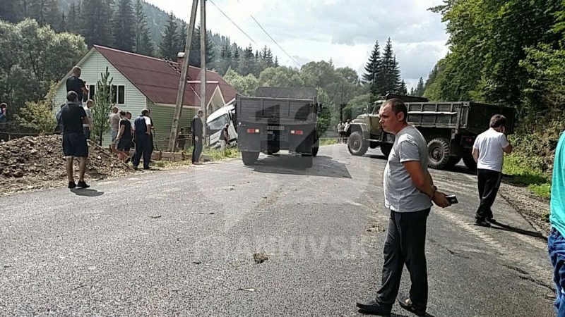 На Яремчанщині ДТП: рух транспорту ускладнений (ФОТОФАКТ)
