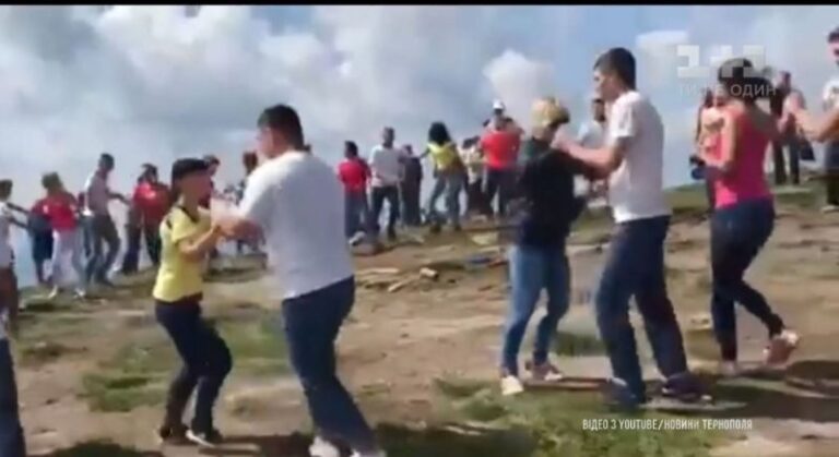 На вершині Говерли понад сотня українців встановили танцювальний рекорд (ВІДЕО)