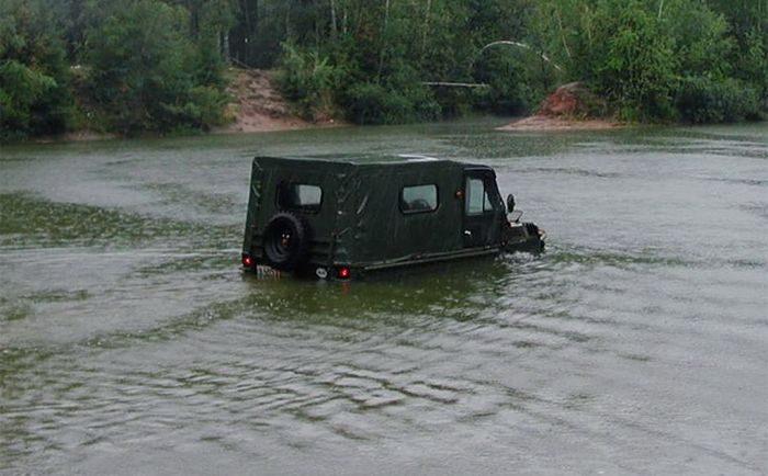 На Косівщині у воді перекинулася “Волинянка” – двох людей врятували, третього пасажира шукають