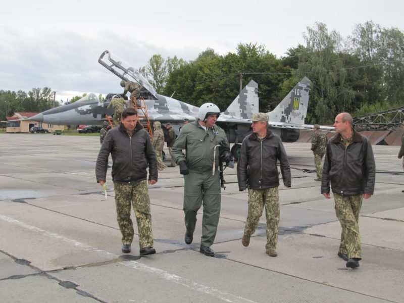 У небі над Прикарпаттям Командувач Повітряних Сил приймав іспити у пілотів-випускників (ФОТО)
