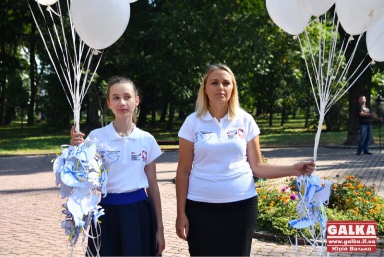 У Франківську пройшла Всеукраїнська акція “Я хочу миру!” (ФОТО)