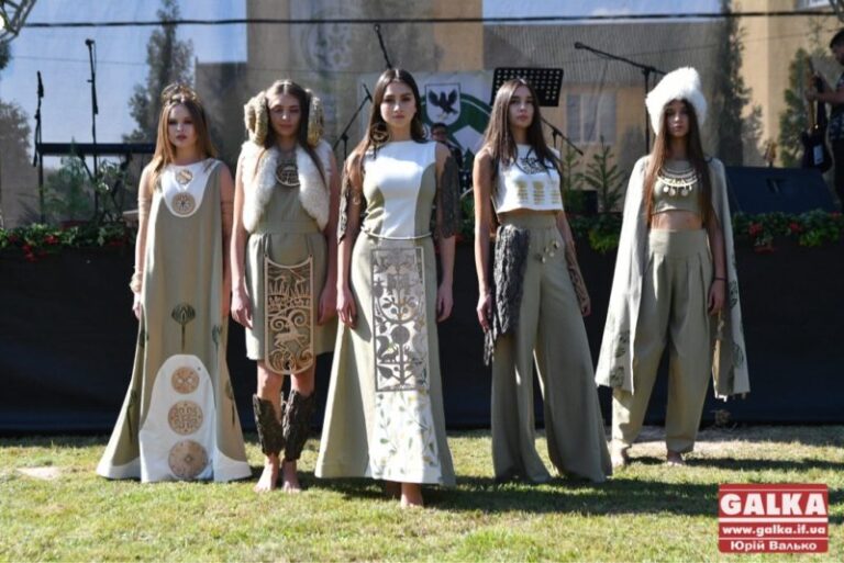 Шкіра та хутро: на Прикарпатті пройшло дефіле мисливського одягу та аксесуарів (ФОТО)