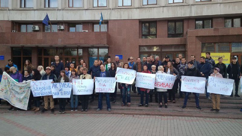 Десятки франківців вийшли на акцію солідарності з жертвами нападів на українців із позицією (ФОТО, ВІДЕО)