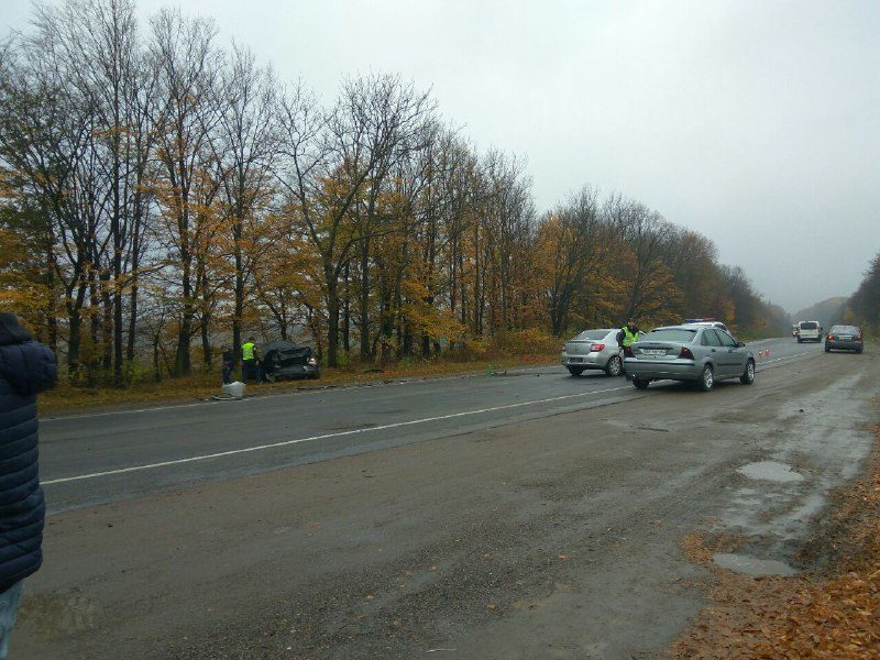 ДТП на Франківщині: легковик опинився у кюветі, пасажирку забрала “швидка” (ФОТОФАКТ)