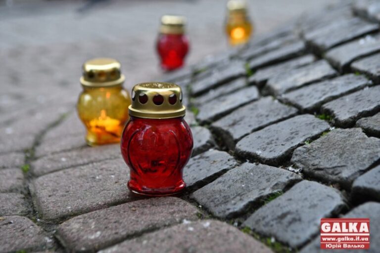 Ритуальна служба закупить на мільйон 400 тисяч лампадок і штучних квітів