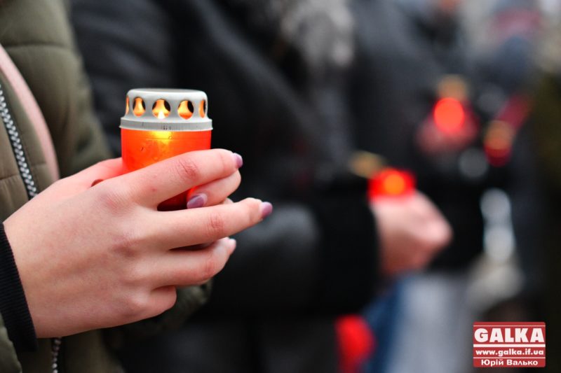 Франківські студенти, запаливши сотні свічок, вшанували пам’ять жертв Голодомору (ФОТОРЕПОРТАЖ)