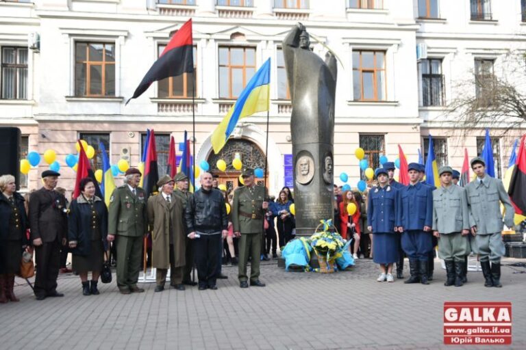 Урочистою ходою і віче відзначили франківці соту річницю проголошення ЗУНР (ФОТО)