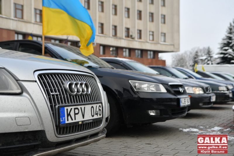 Близько сотні власників автівок на “бляхах” припаркувалися на площі перед ОДА – вимагають владу “почути їх” (ФОТО)