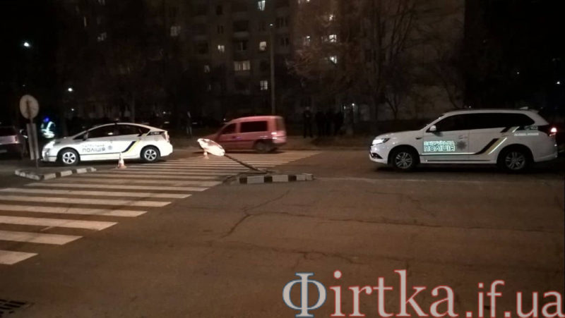 На Івасюка автівка “вписалася” в острівець безпеки (ФОТОФАКТ)