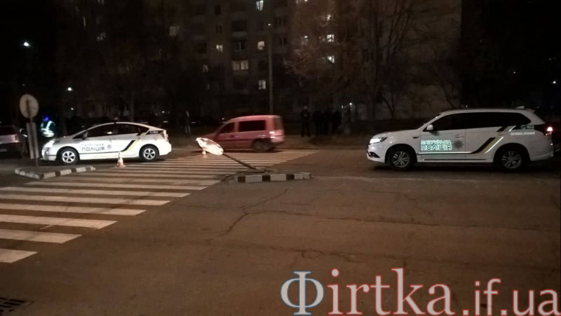 На Івасюка автівка “вписалася” в острівець безпеки (ФОТОФАКТ)