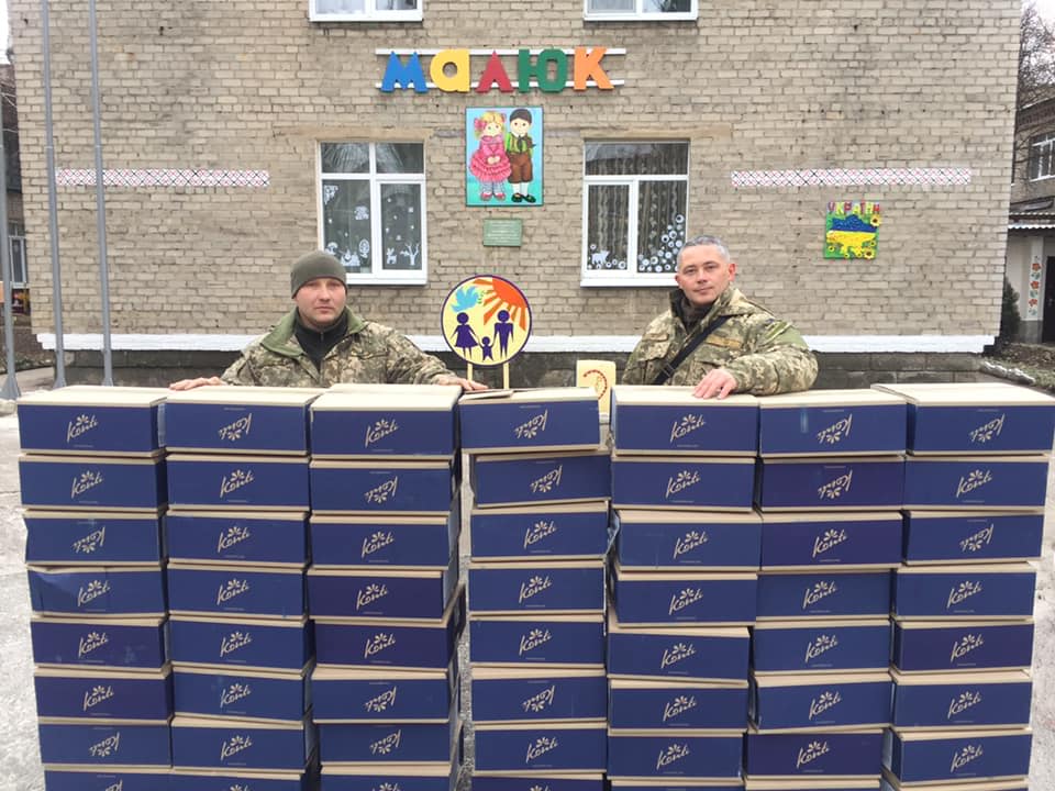 Прикарпатські атовці передали дітям Авдіївки солодкі подарунки (ФОТО)