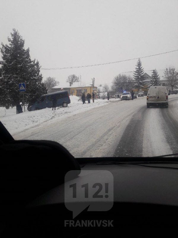 В Отинії бус вилетів з дороги (ФОТОФАКТ)