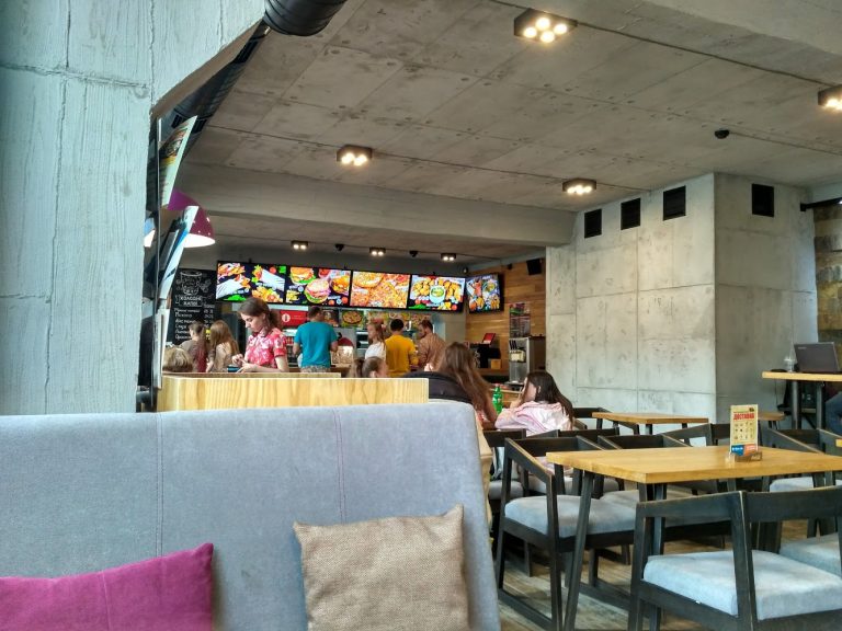 У ресторані в центрі міста виганяли відвідувача-порушника. Інші гості заступилися за чоловіка (ВІДЕО)